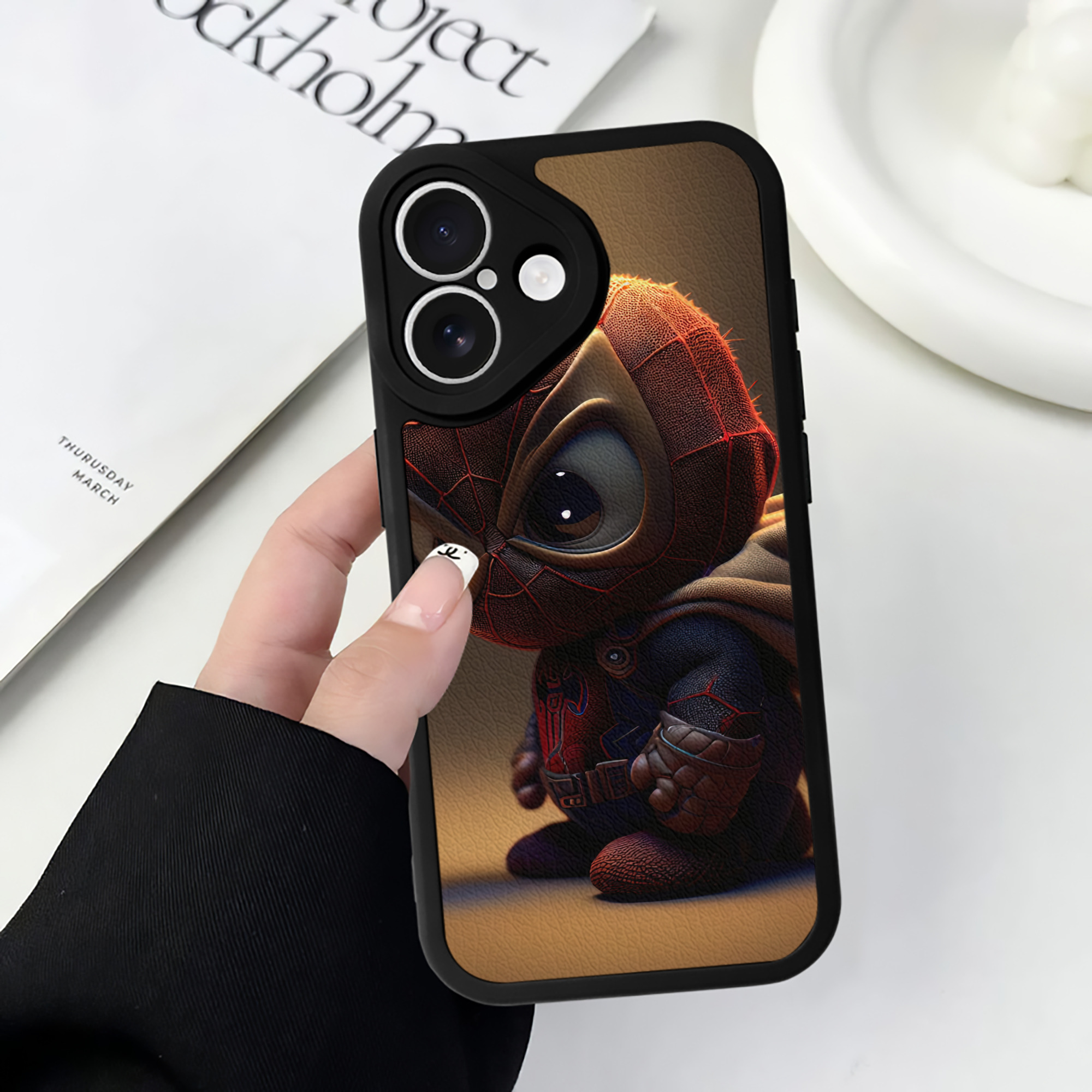 （画像用） Spider Man スパイダーマン 【iPhone 16シリーズ対応】シリコンスマホケース（レザー調） 材質：シリコン